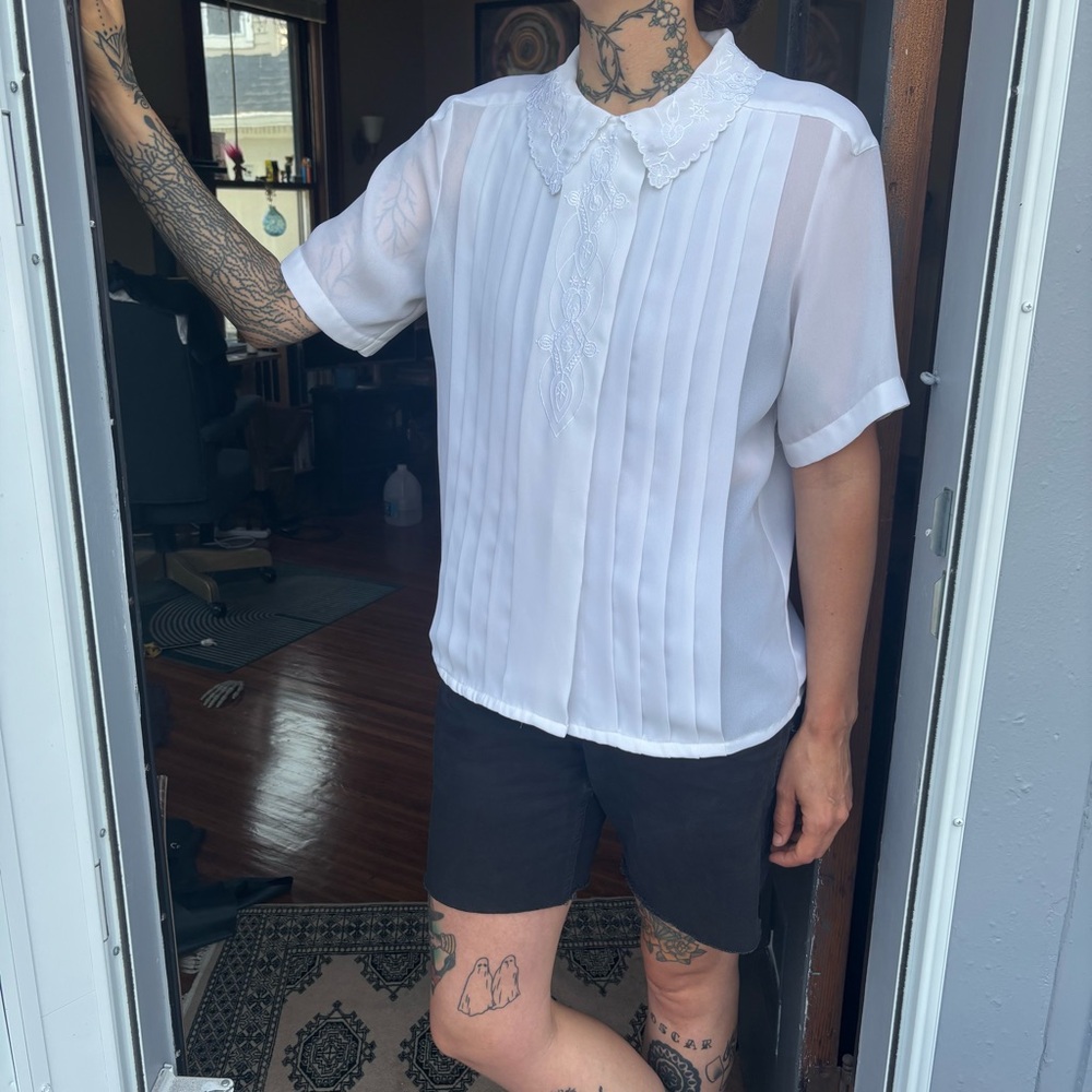 ๐ SOLD ๐ Vintage 80s Sheer White Pleated Lace Loop Collar Short Sleeve Blouse M - Picture 1 of 9